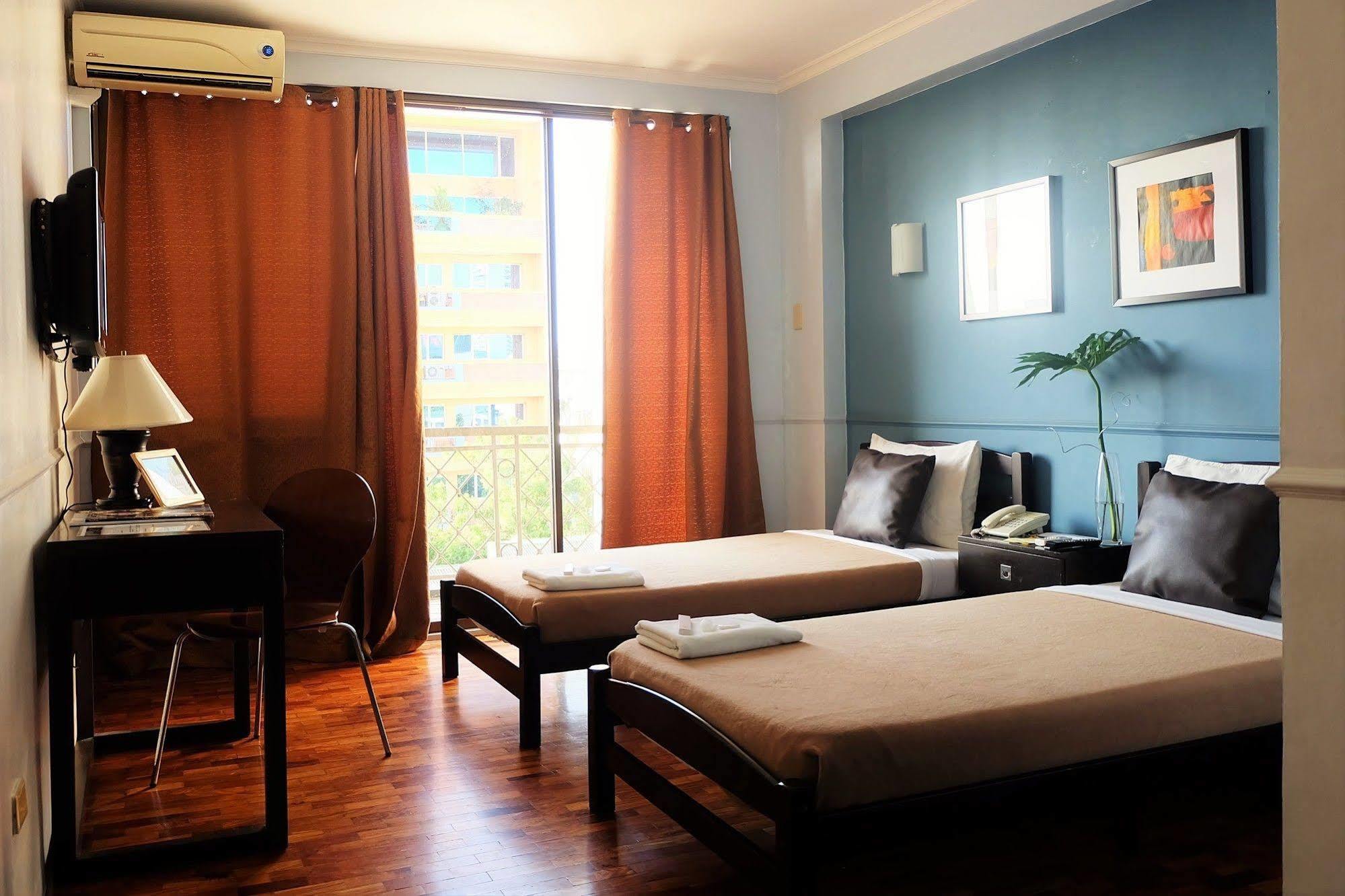 Vive Hotel Makati City Екстер'єр фото